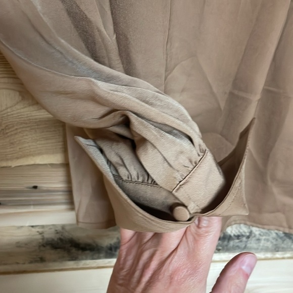 Banana Republic size Small Tan V-Neck Long Sleeve Silk Lightweight Blouse - Picture 4 of 8